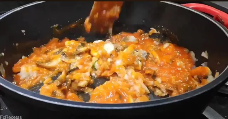 una cassola elaborant el sofregit amb ceba, tomàquet afegit i xampinyons