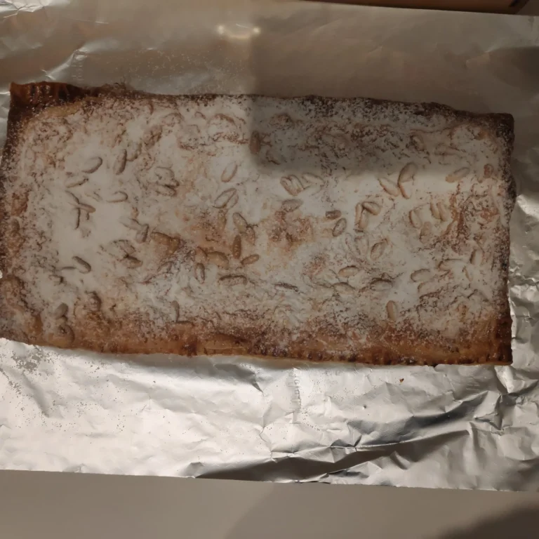 una coca de llavaneres nuinada amb sucre i pinyons