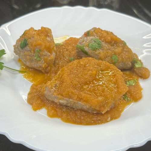plato de atún con tomate casero