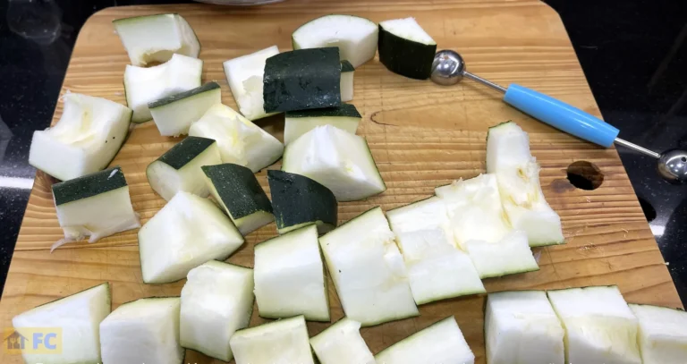 sobre una taula de fusta, clabací trossejat i sense llavors