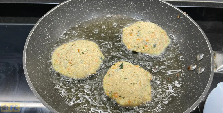 en una paella amb oli fregint tres truitetes de carbassó i pastanaga