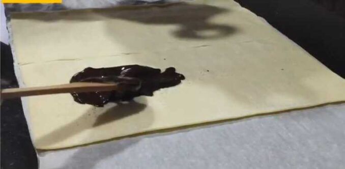 omplint amb xocolata la coca de pasta de full