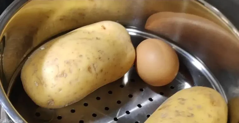 en una vaporera patatas y huevos