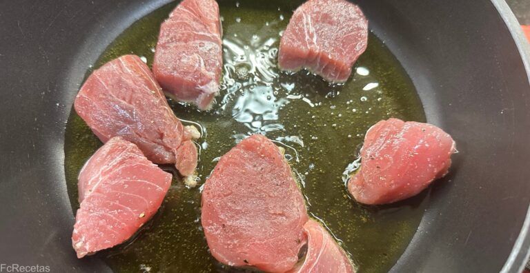 segellant la tonyina prèviament salpebrada
