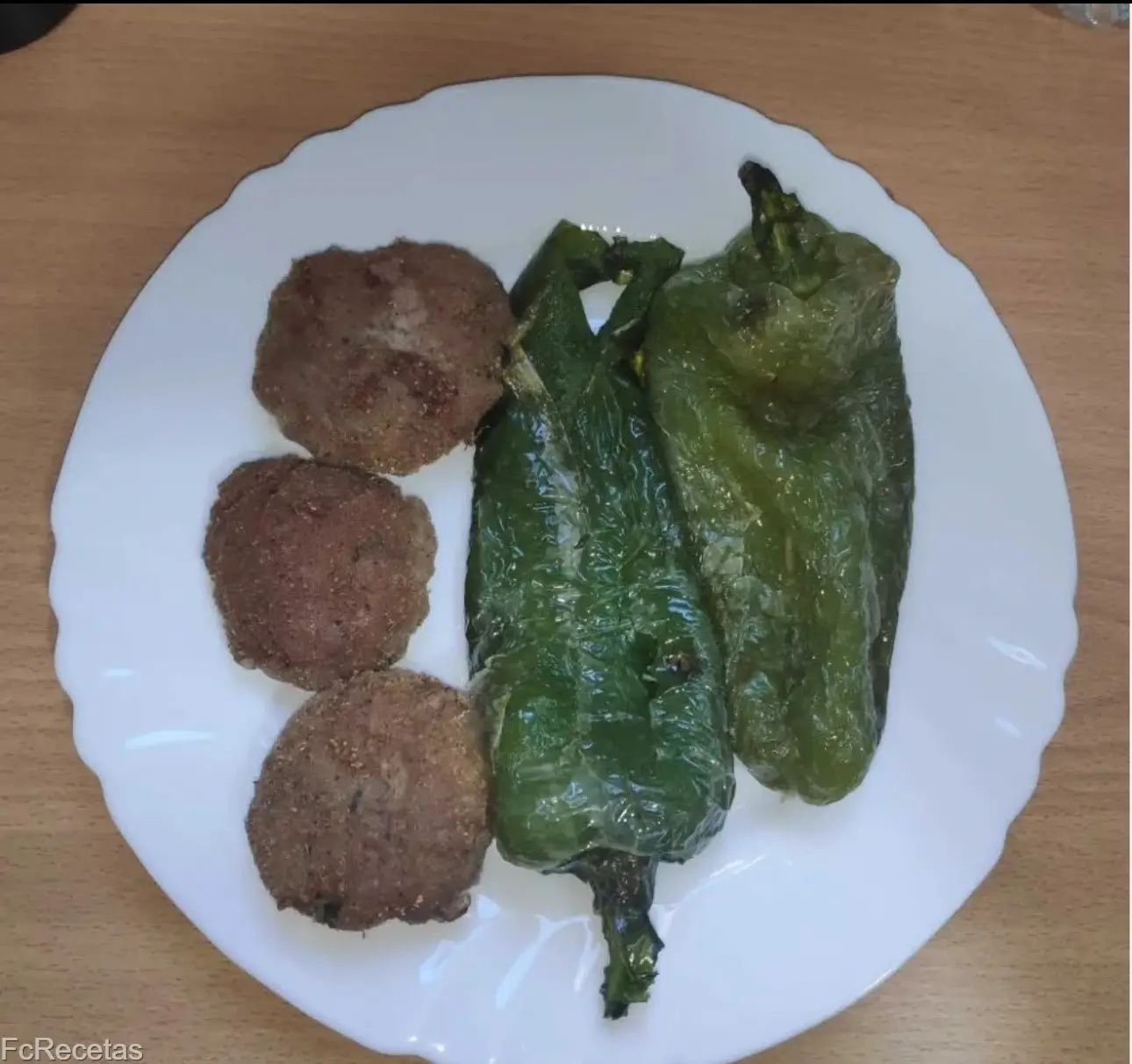 un plato con tortitas de calabaciín y zanahoria