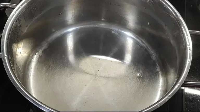 en una cazuela un poco de vino blanco