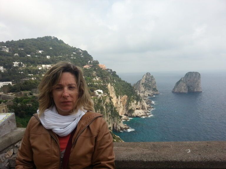 fotyo de Faika, al fondo elmar en Capri