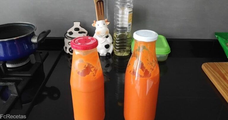 salmorejo sin pan en dos botellas de vidrio