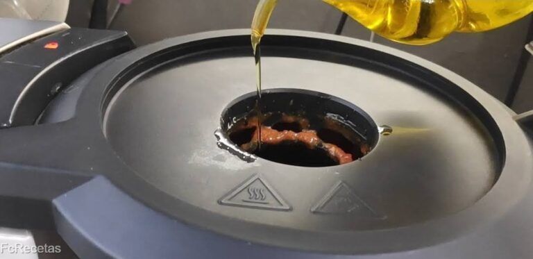 añadiendo el aceite poco a poco en el slmorejo sin gluten