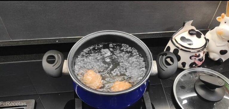huevos cociendo para preparar el salmorejo sin gluten