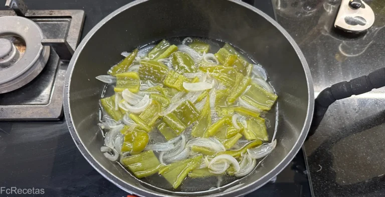 a la cassola per elaborar la salsa de pebrots verds es fregeix ceba i pebrot verd