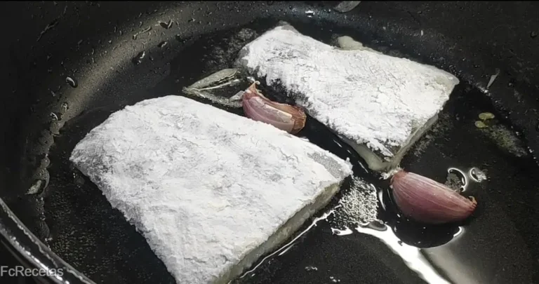 a la cassola fregint el bacallà i els alls