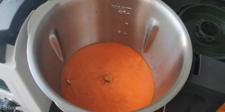 salmorejo sin gluten en la jarra del robot