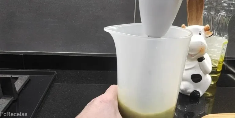 minipimer per triturar i formar la salsa de pebrots verds