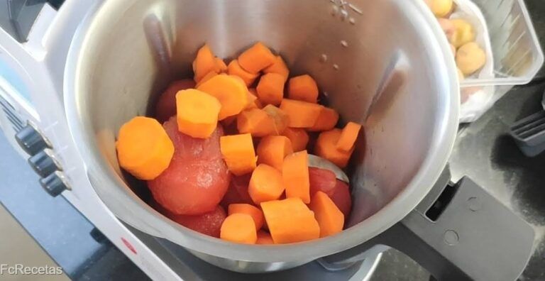 ingredientes en la jarra del robot para elaborar el salmorejo sin gluten