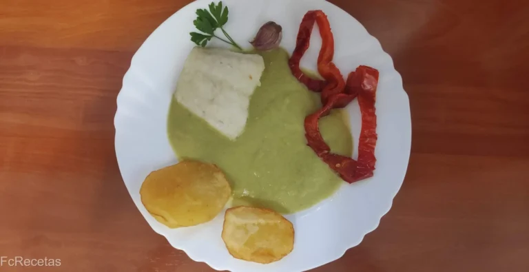 plato de bacalao en salsa de pimientos verdes con patata