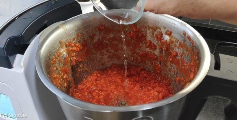 vinagre añadido a la mezcla del salmorejo sin pan