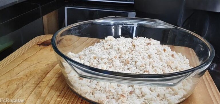 en un recipiente la mezcla del ajoblanco con agua.