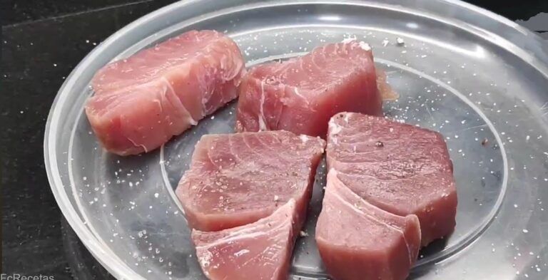 trozos de atún crudo salpimentado