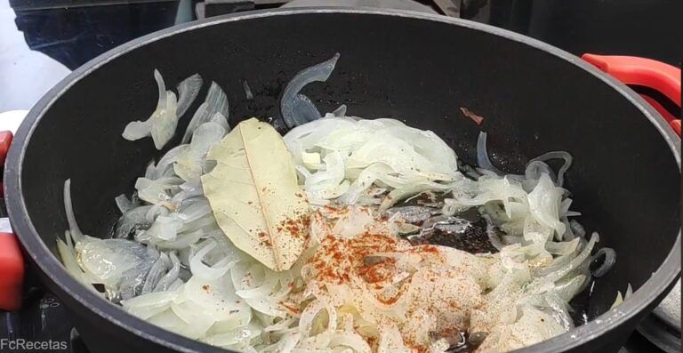 cazuela preparación del atún encebollado con pimentón y laurel