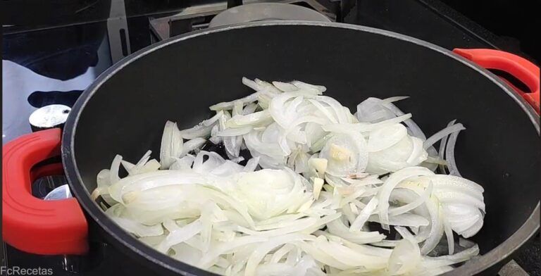 cebolla en juliana para la preparación del atún encebollado