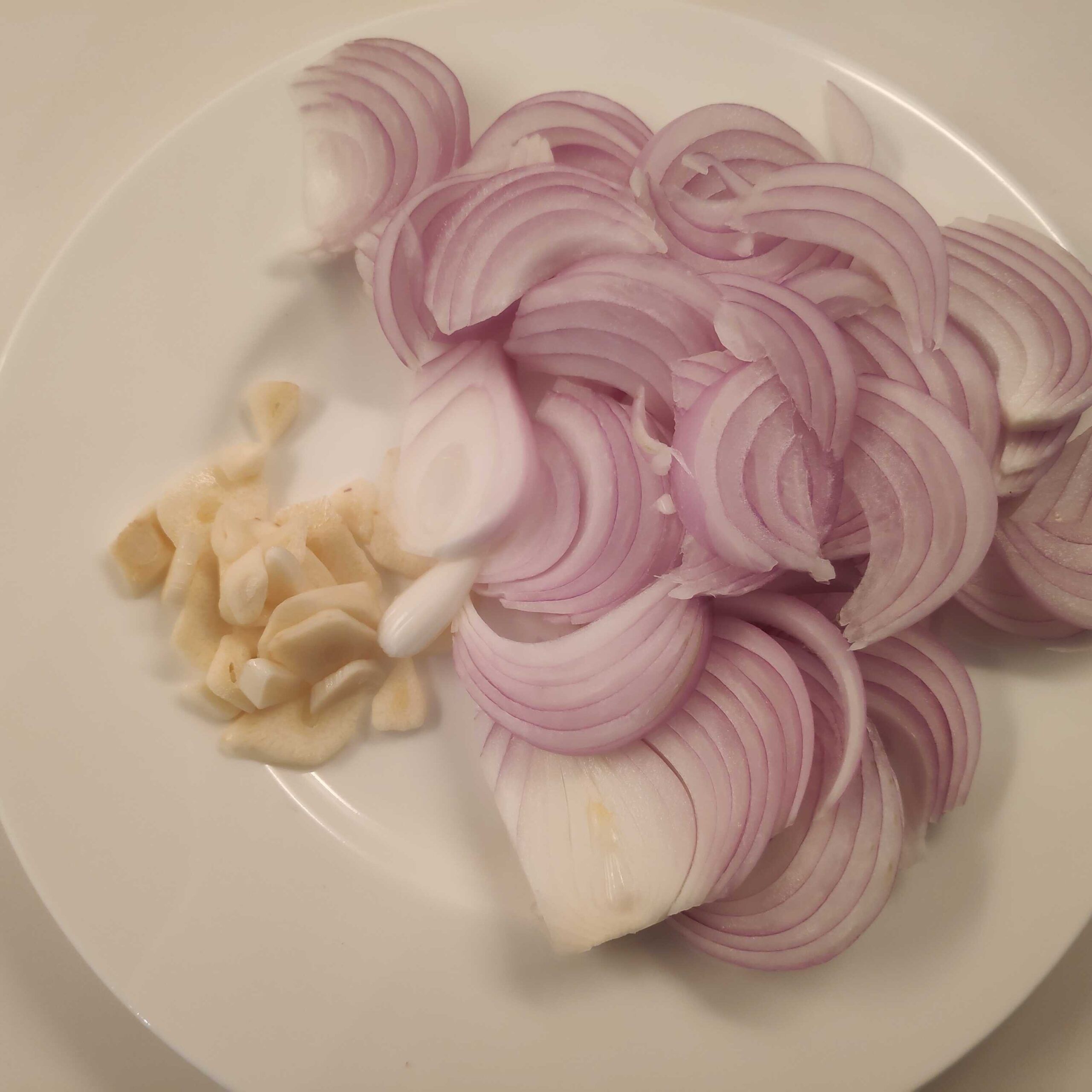 un plat amb ceba i alls tallats