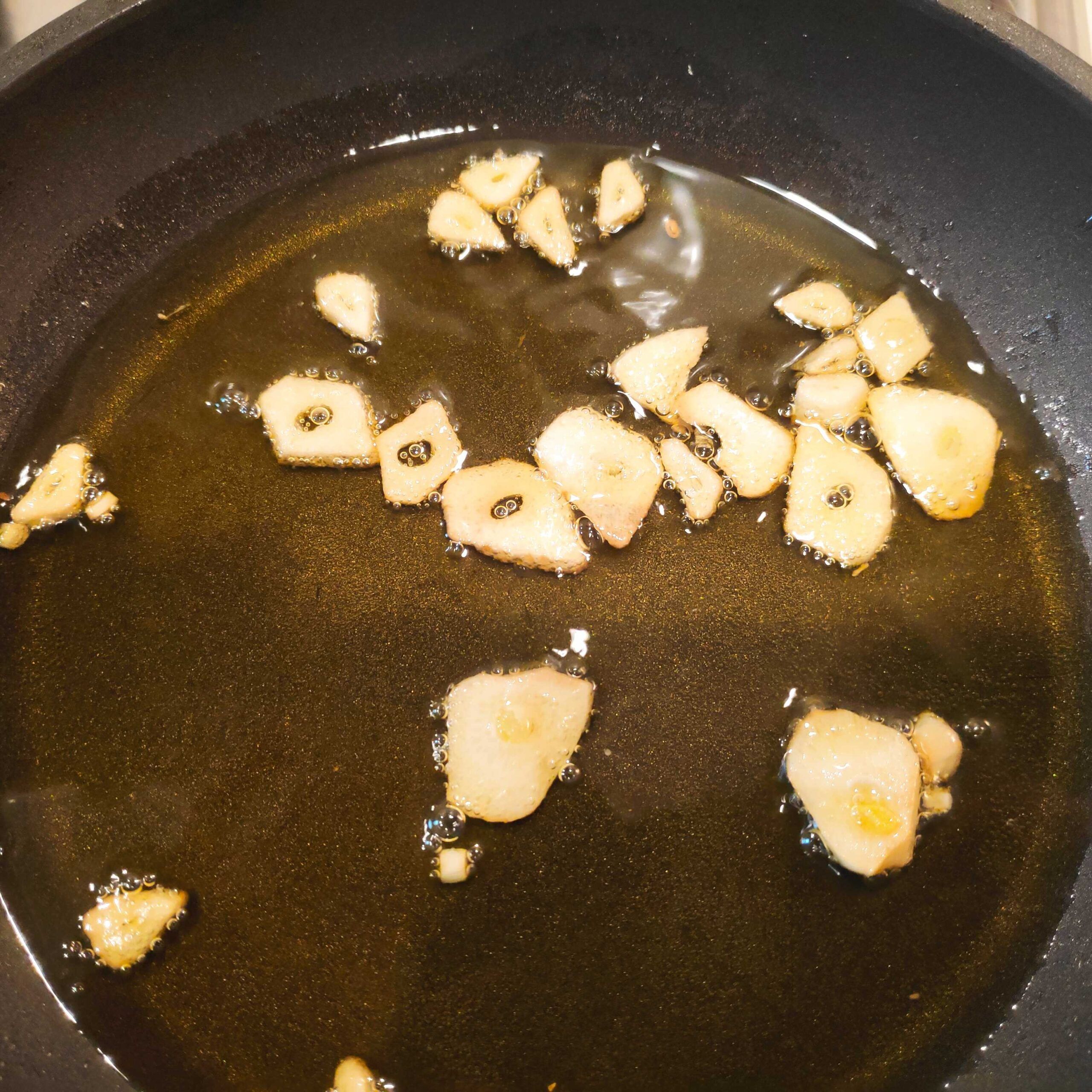 en una paella sofregint els alls