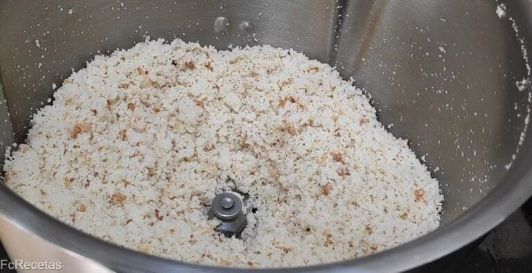 preparando en el robot el ajoblanco trituramos con el pan, las almendras y el ajo.