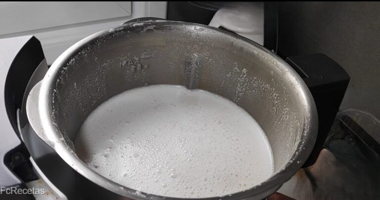 agua añadida al ajo blanco