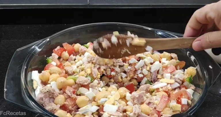 mezclando y moviendo la ensalada de garbanzos y atún