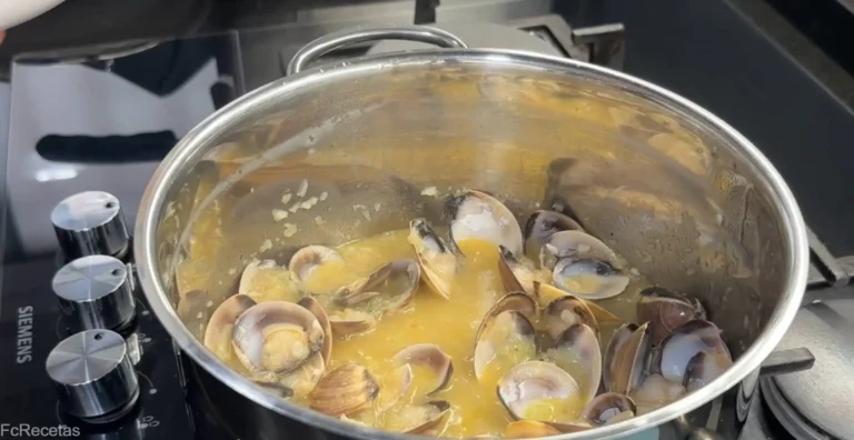 paso de la receta de fabes con almejas