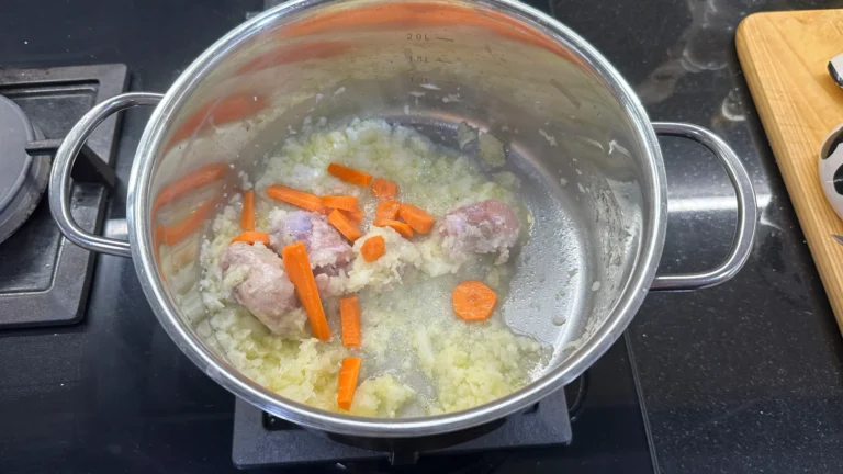 sofregit amb pastanaga afegida pas de l'elaboració de la recepta mongetes vermelles amb xoriço i costella
