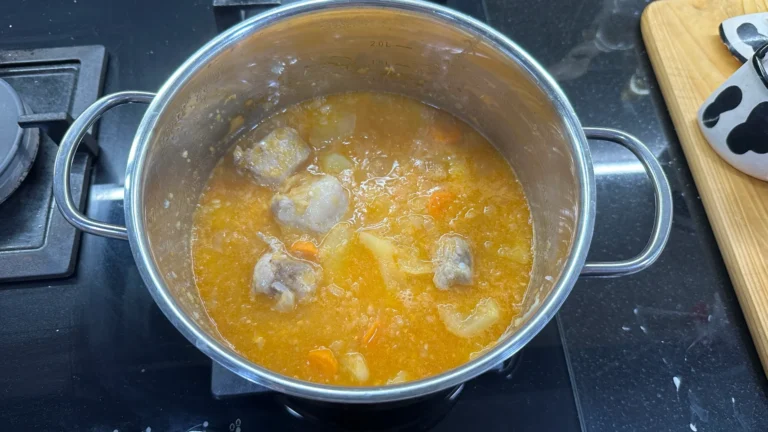 ultims passos de l'elaboració fent xup xup les mongetes vermelles amb xoriço