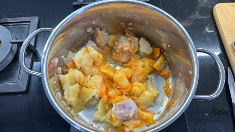 afegida la patata a l'elaboració de les mongetes vermelles amb xoriço