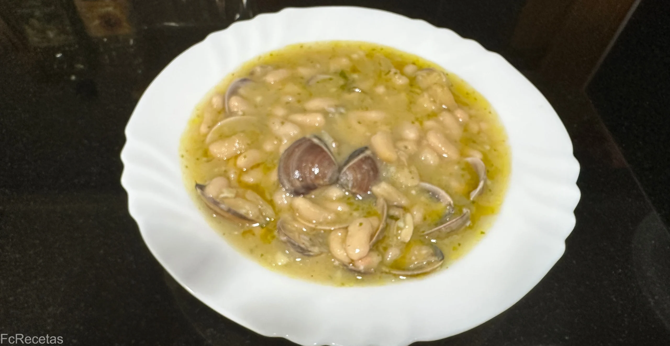 un plato de fabes con almejas