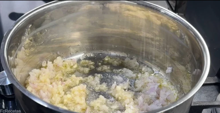 sofrito de cebolla picada y ajo para preparar un paso de las fabes con almejas