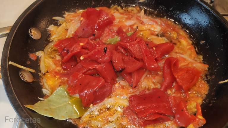 cuinant la salsa de pebrots del piquillo