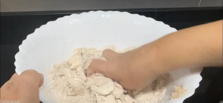 afegida la mantega i pastant la massa de polvorons