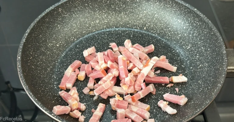 salteando bacon para añadir a la coliflor gratinada al horno