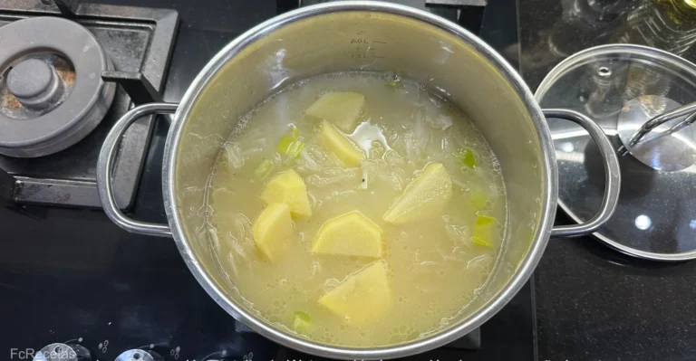 següent pas de la preparació afegeixo el brou o aigua.