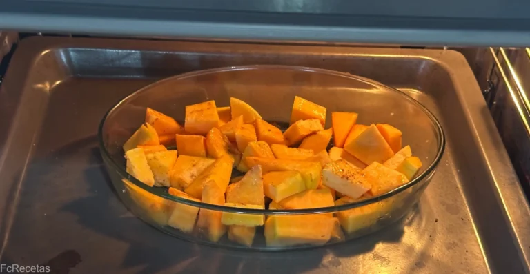 calabaza horneándose a trozos con sal pimienta y canela para elaborar la receta de hojaldre de calabaza
