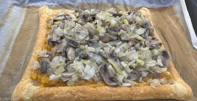 hojaldre con la capa de calabaza y el sofrito encima bien escurrido