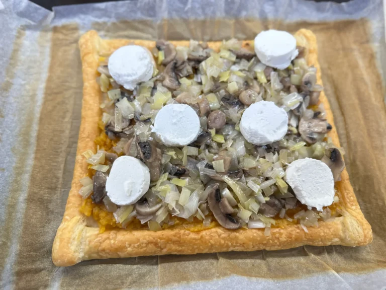 añadido el queso de cabra en rodajas encima del hojaldre de calabaza paso final de la receta