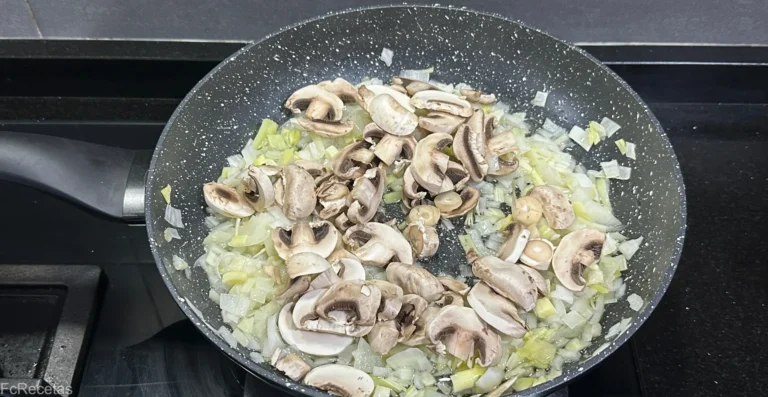 añadidos champiñones al sofrito para el hojaldre de calabaza y queso