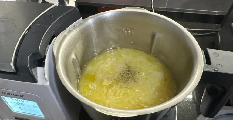 últim pas de la recepta triturar bé la crema de ceba