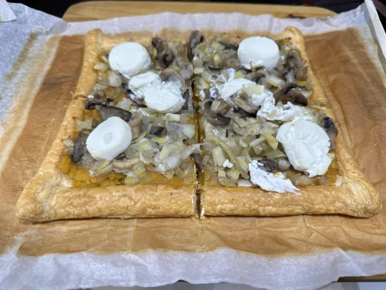 hojaldre de calabaza y queso de cabra ya horneado y cortado en cuatro porciones