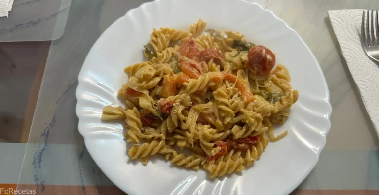 un plato listo pra servir en la mesa con espirales de garbanzo y verduras con queso feta
