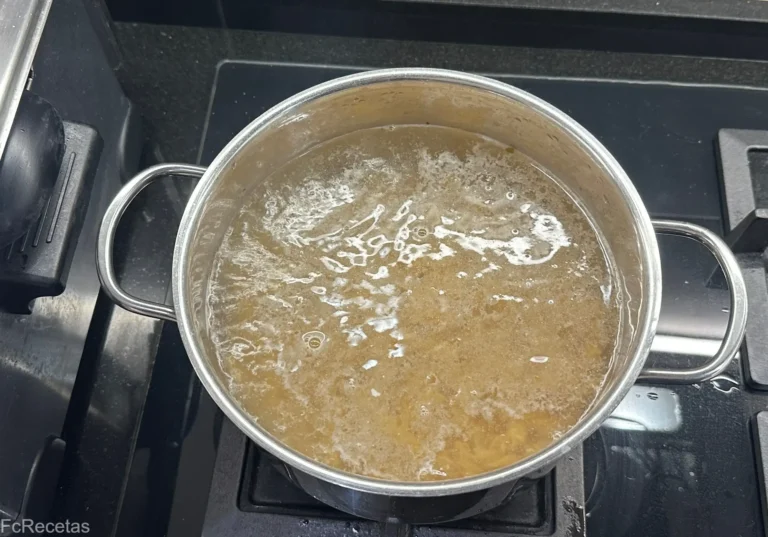 una olla cociendo las espirales de garbanzos