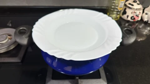 ofegat de les faves a la catalana amb un plat ple d'aigua