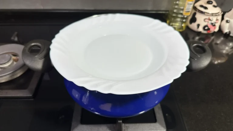 ofegat de les faves a la catalana amb un plat ple d'aigua